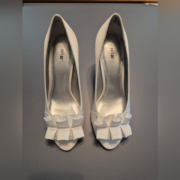 Apt 9 Women's White Peep Toe Heels With Ruffle Detail - Size 7.5 - Picture 1 of 10